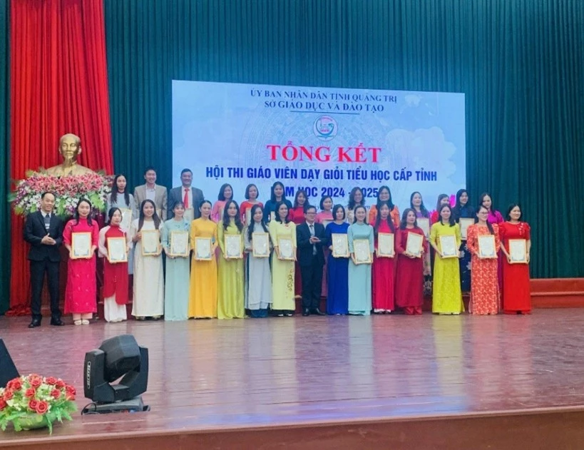 Cô giáo Nguyễn Thị Cẩm cùng các đồng nghiệp nhận Giấy chứng nhận và Giấy khen đạt giáo viên dạy giỏi cấp Tỉnh