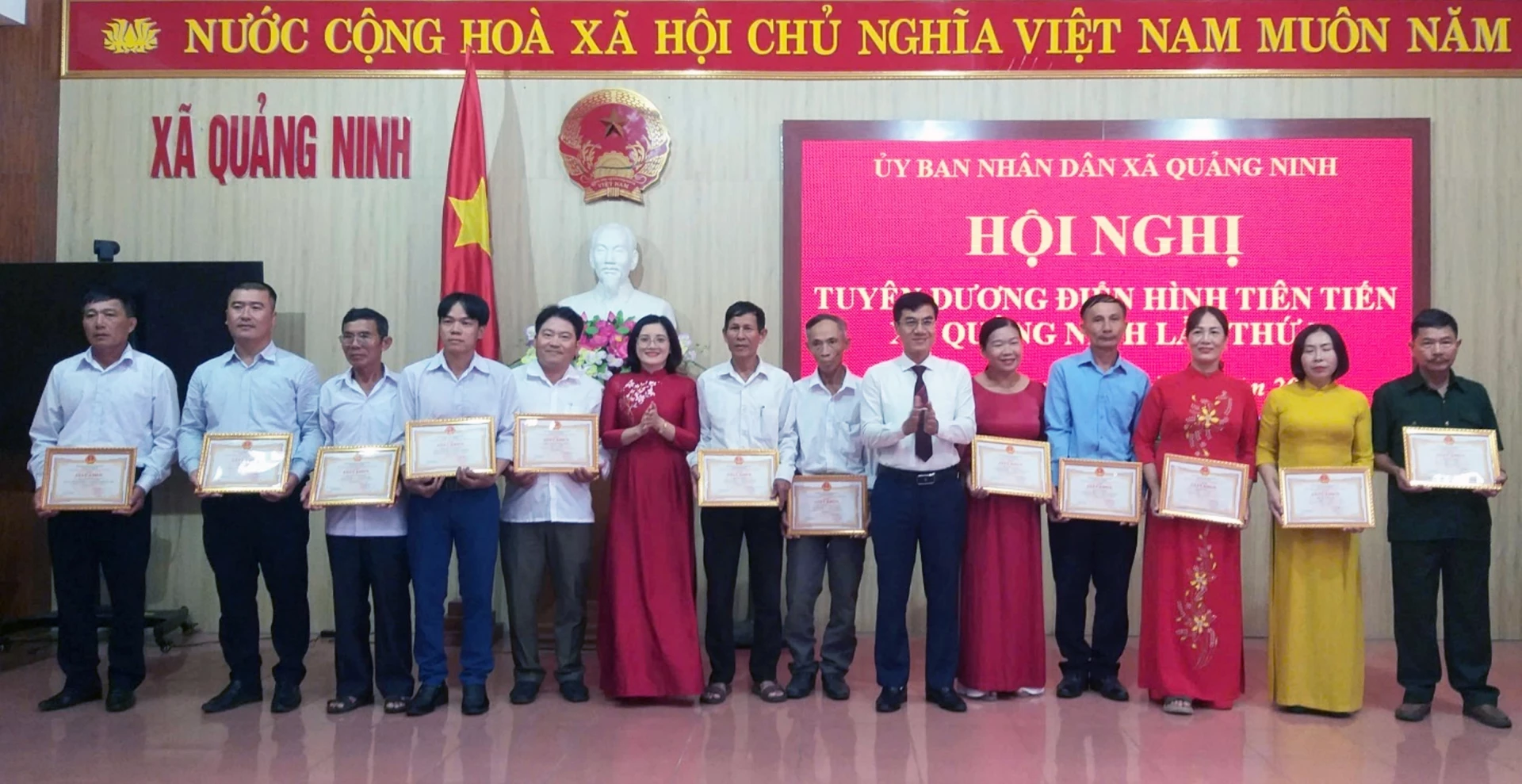 Lãnh đạo xã Quảng Ninh trao thưởng cho các tập thể, cá nhân có thành tích xuất sắc trong phong trào thi đua yêu nước - Ảnh: L.CHI