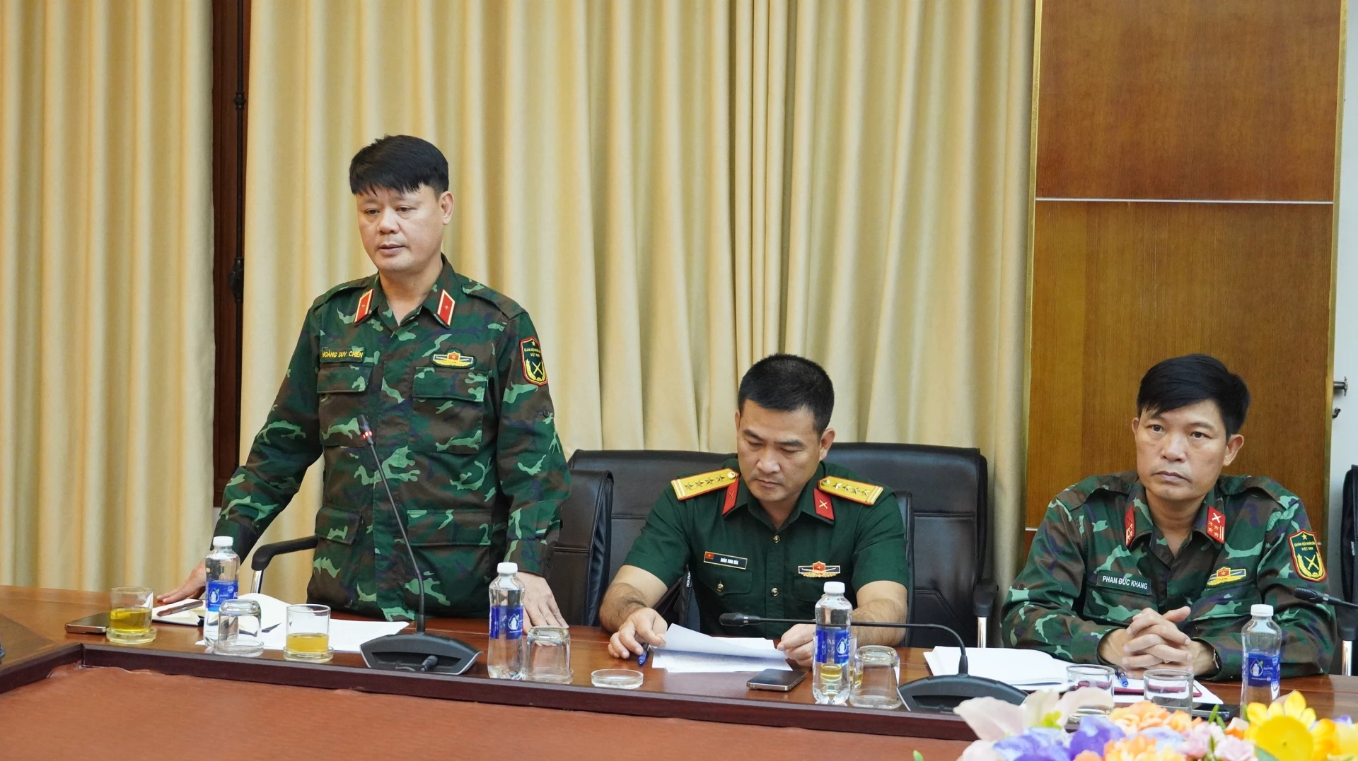 Đại diện Quân khu 4 phát biểu tại cuộc họp - Ảnh: Quốc Việt