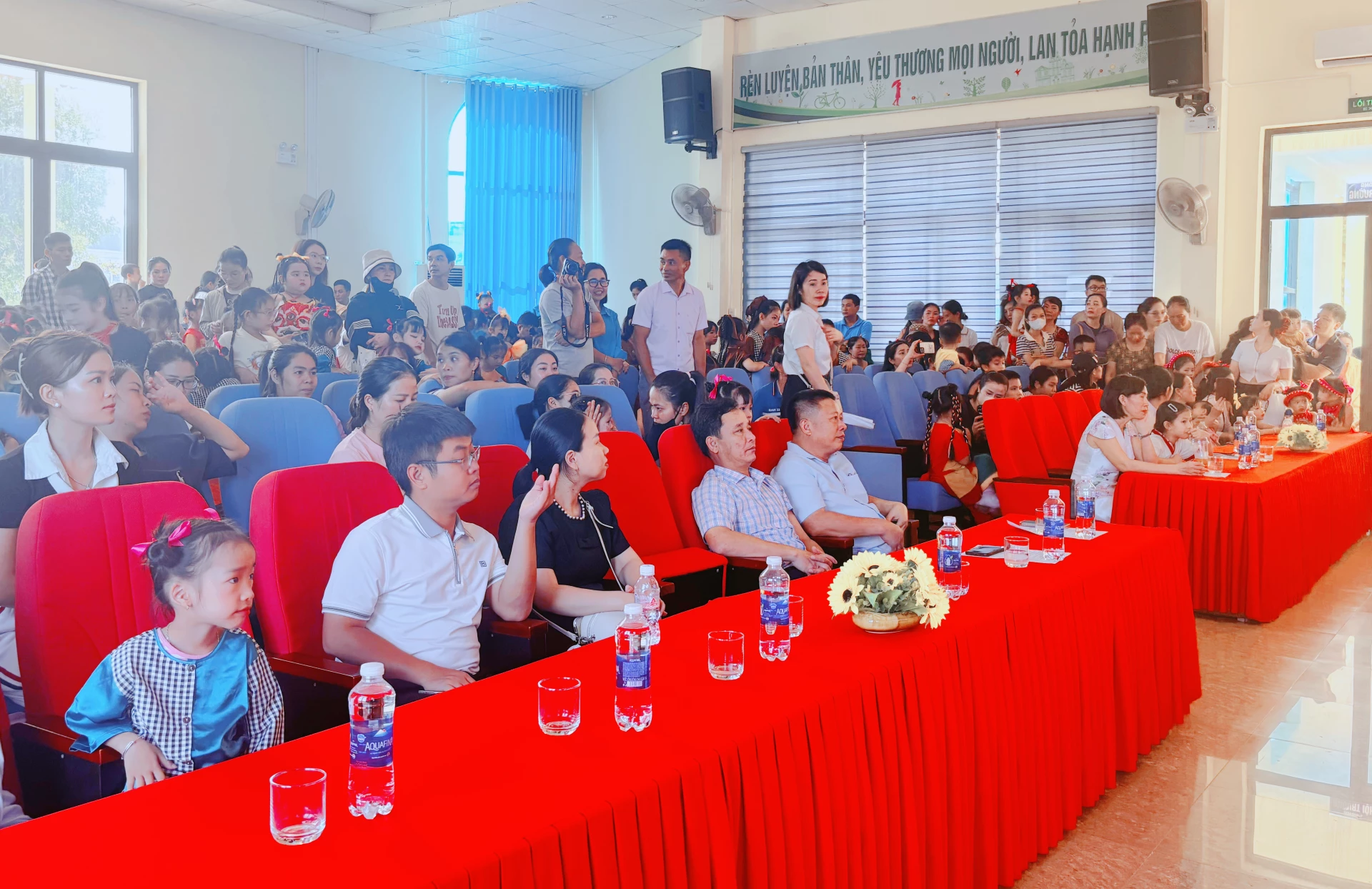 
Quang cảnh chương trình giao lưu văn nghệ Trung thu cho em - Ảnh: K.H