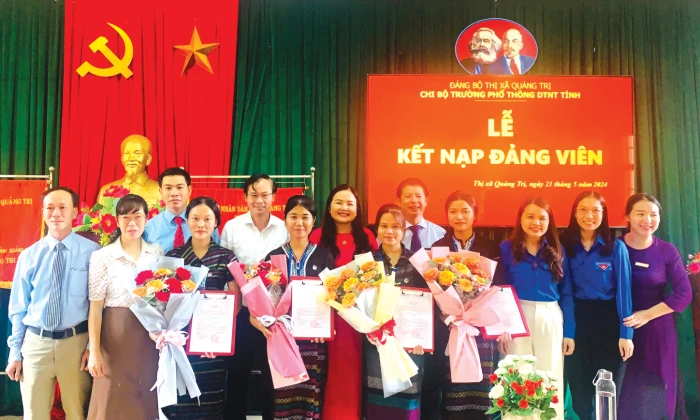 23 năm ươm “hạt giống đỏ” dưới mái trường