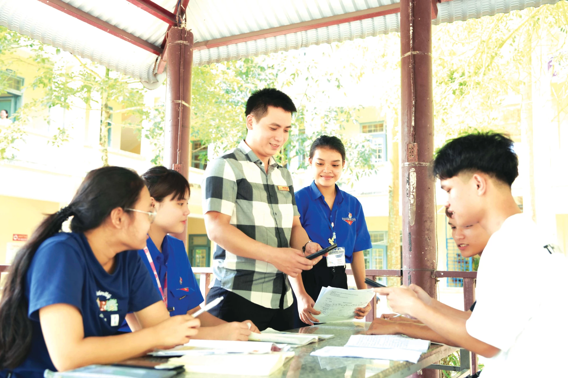 Học sinh Trường PTDTNT THPT Nam Quảng Trị luôn nhận được sự quan tâm, đồng hành của các thầy cô - Ảnh: Q.H