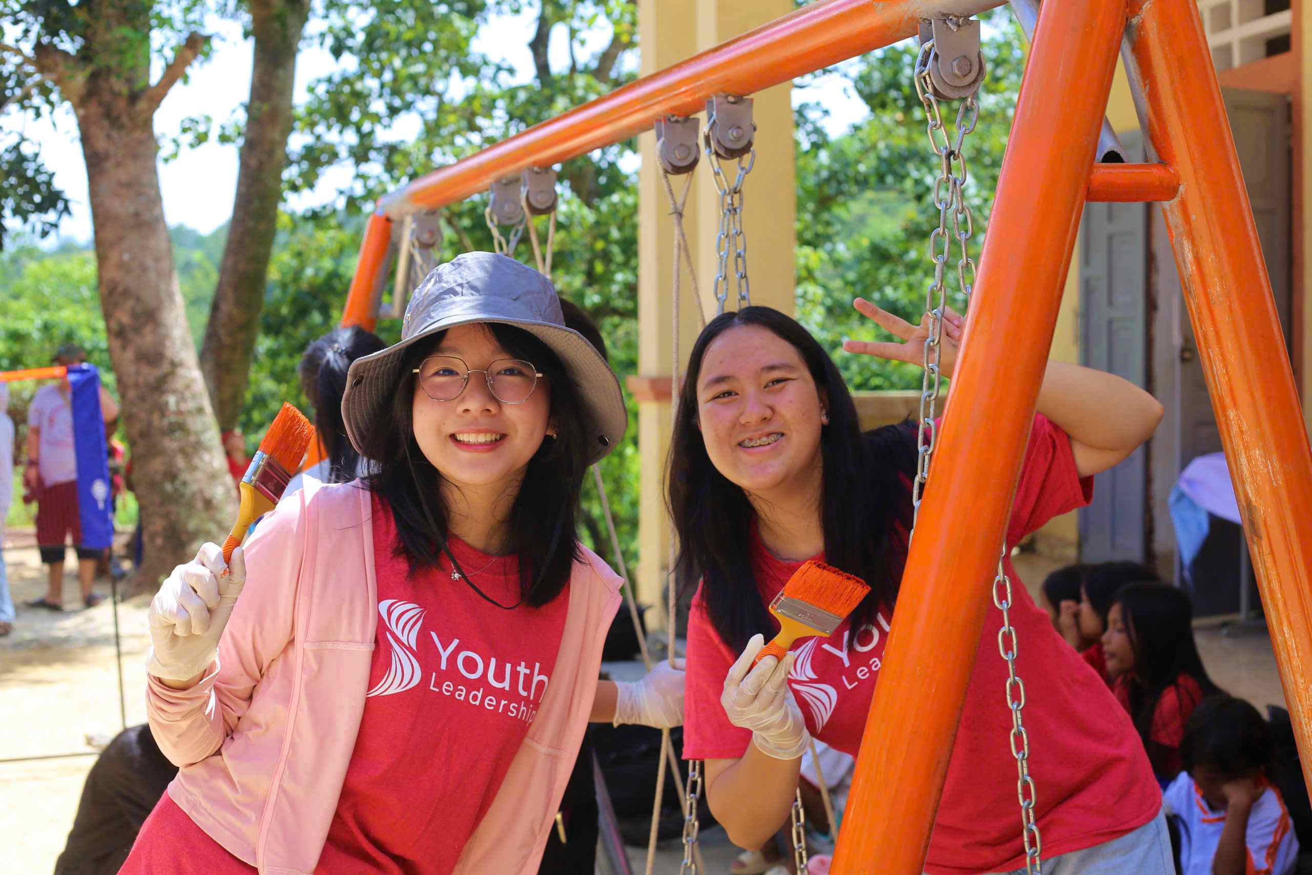 Khánh Chi (phía bên trái) và Thái Phương đã trở thành đôi bạn thân thiết-Ảnh: NVCC