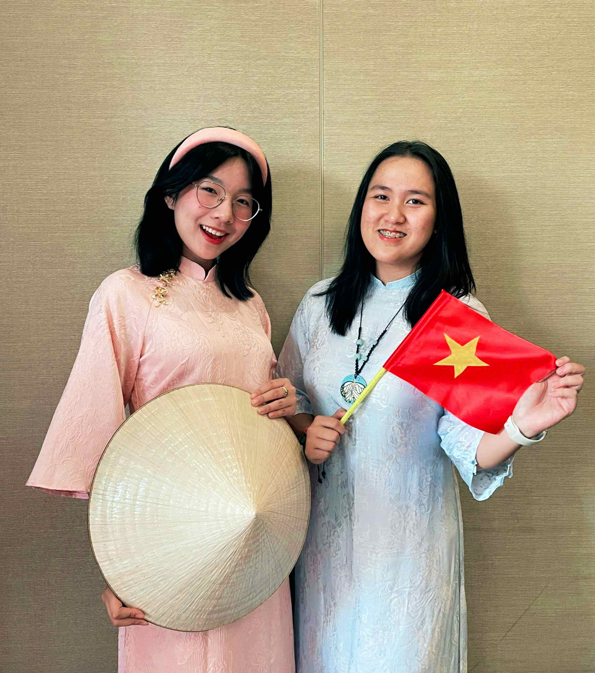 Khánh Chi (phía bên trái) và Thái Phương chụp ảnh lưu niệm với tà áo dài truyền thống trong những ngày ở Mỹ - Ảnh: NVCC