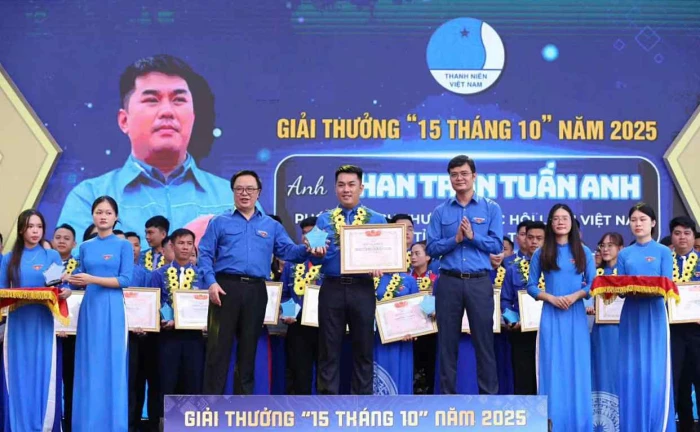 Viết nên những câu chuyện đẹp bằng khát vọng cống hiến