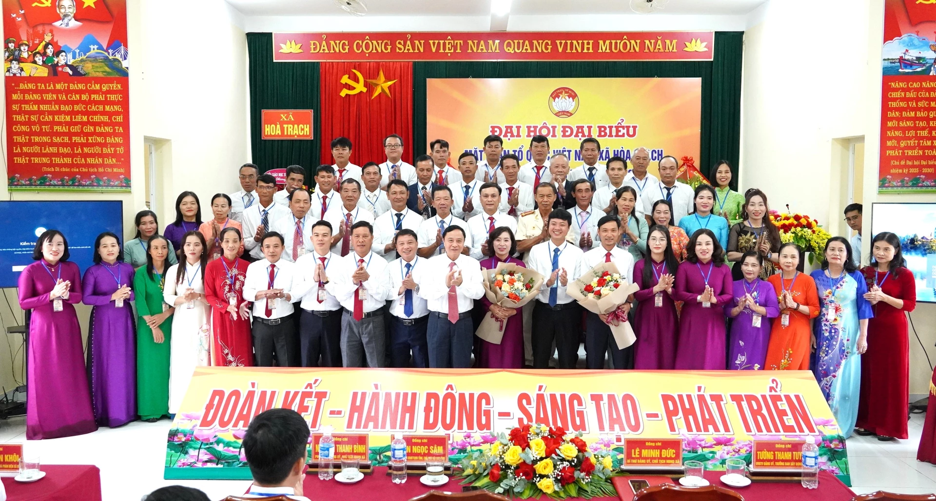 Ủy viên Ủy ban MTTQ Việt Nam xã Hòa Trạch khóa I, nhiệm kỳ 2025-2030 ra mắt Đại hội - Ảnh: QV