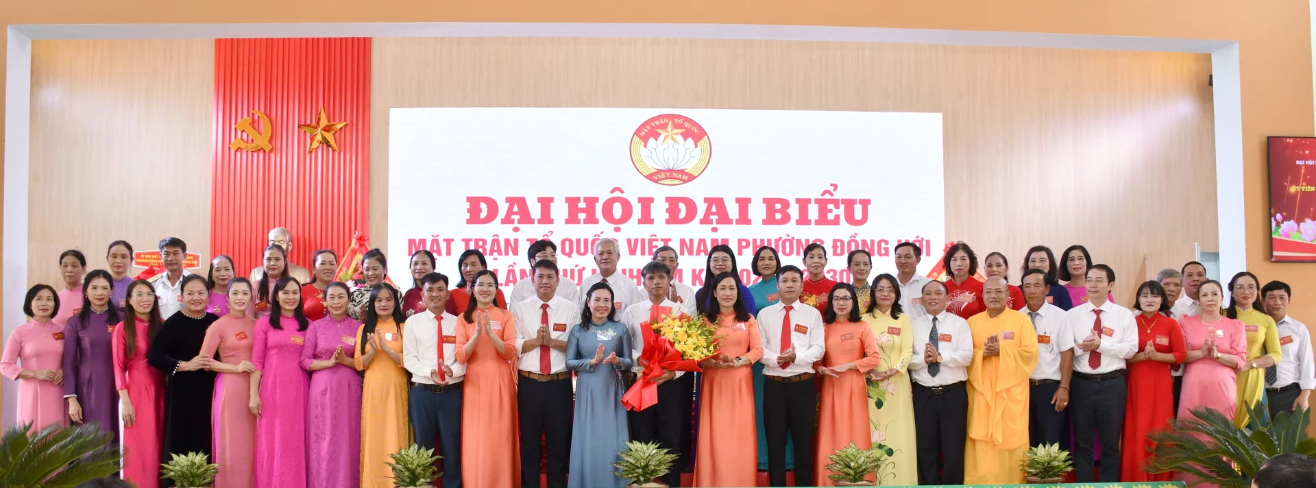 Đồng chí Bí thư Đảng ủy phường Đồng Hới Phạm Thị Hân tặng hoa chúc mừng Ủy ban MTTQVN phường Đồng Hới nhiệm kỳ 2025-2030. Ảnh: H.Tr.