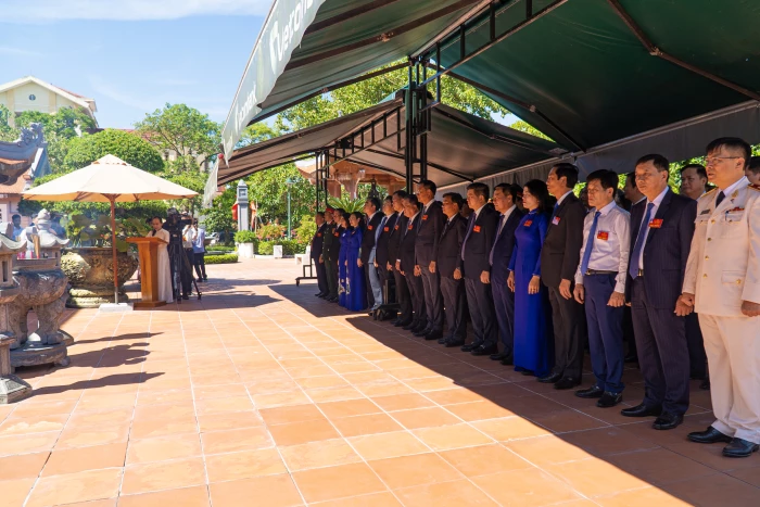 Đoàn đại biểu dự Đại hội Đảng bộ tỉnh dâng hương tưởng niệm Bác Hồ và các anh hùng liệt sĩ