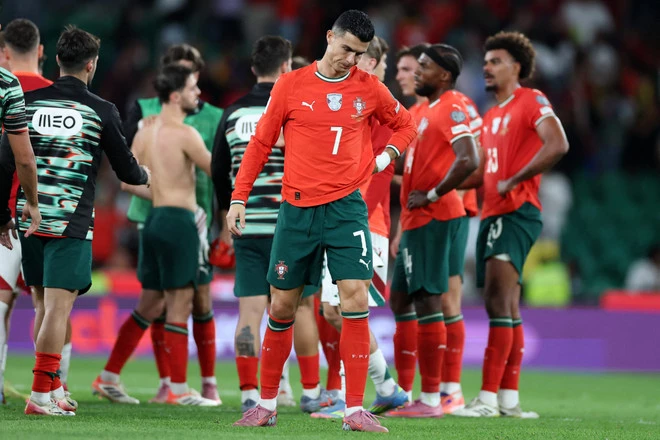 Ronaldo lập cú đúp nhưng Bồ Đào Nha vẫn lỡ vé sớm dự World Cup 2026.