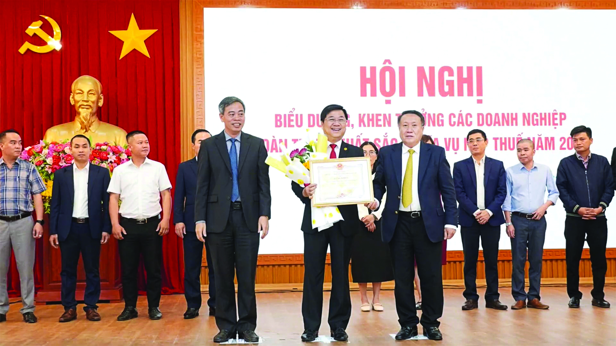 Ông Hồ Xuân Hiếu đại diện cho SEPON Group nhận bằng khen của UBND tỉnh Quảng Trị (cũ) về thành tích hoàn thành xuất sắc nhiệm vụ nộp thuế năm 2024 - Ảnh: S.P