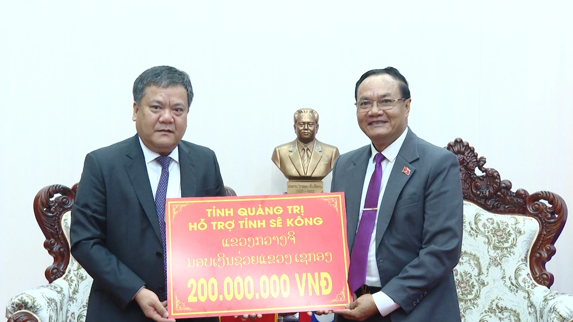 Đoàn đại biểu cấp cao trao tặng 200 triệu đồng của tỉnh Quảng Trị hỗ trợ tỉnh Sê Kông thực hiện công tác an sinh xã hội - Ảnh: Đ.A