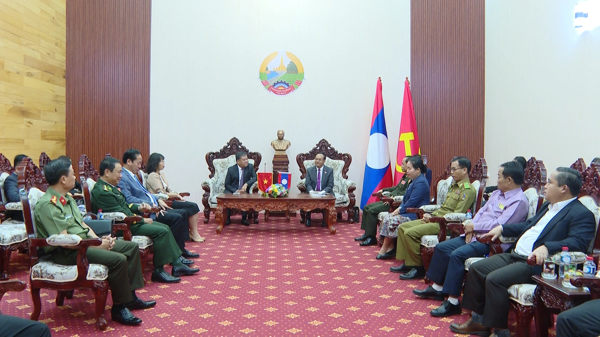 Đoàn đại biểu cấp cao tỉnh Quảng Trị chào xã giao lãnh đạo tỉnh Sê Kông - Ảnh: Đ.A