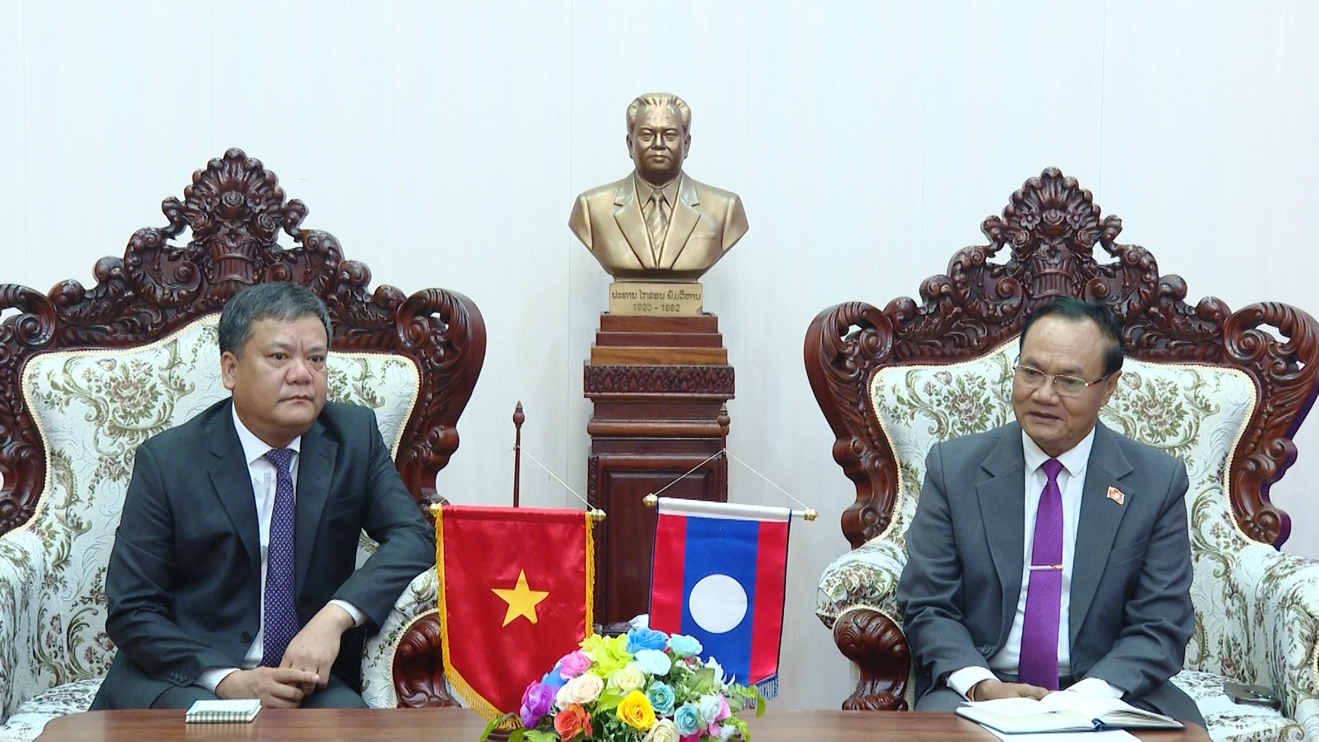 Lãnh đạo hai tỉnh Quảng Trị và Sê Kông trao đổi cơ hội hợp tác thời gian tới - Ảnh: Đ.A