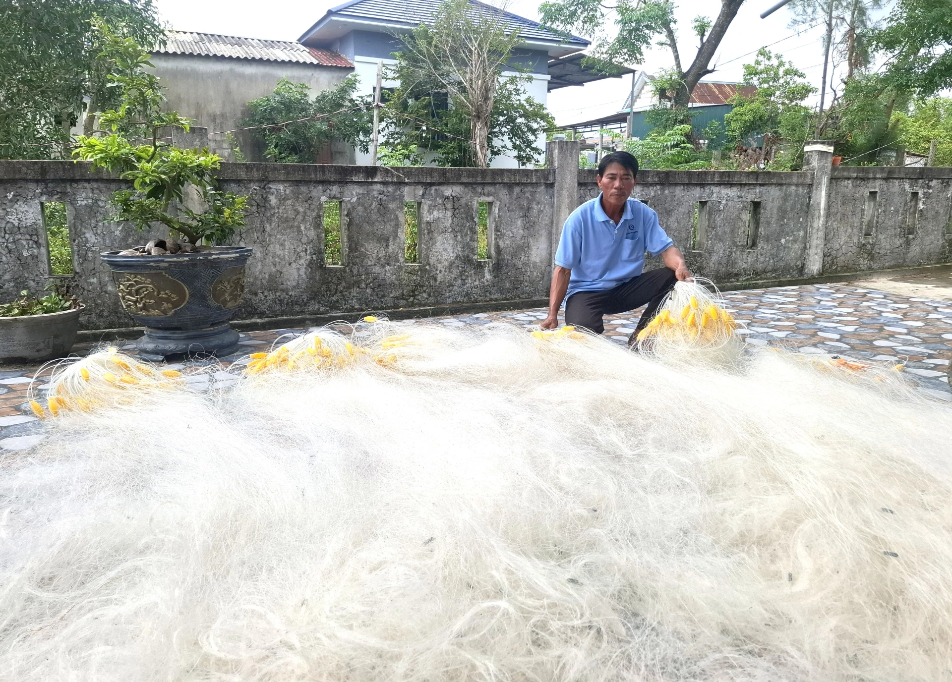 Nhiều ngư dân ở xã Triệu Cơ bị tàu giã cào làm mất ngư lưới cụ