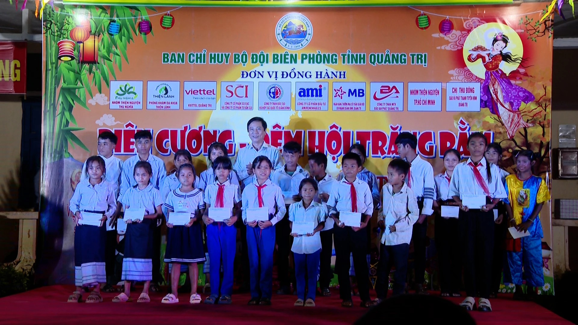 Đồng chí Hoàng Nam, UVBTVTU, Phó Chủ tịch Thường trực UBND tỉnh tặng quà cho học sinh - Ảnh: B.C 