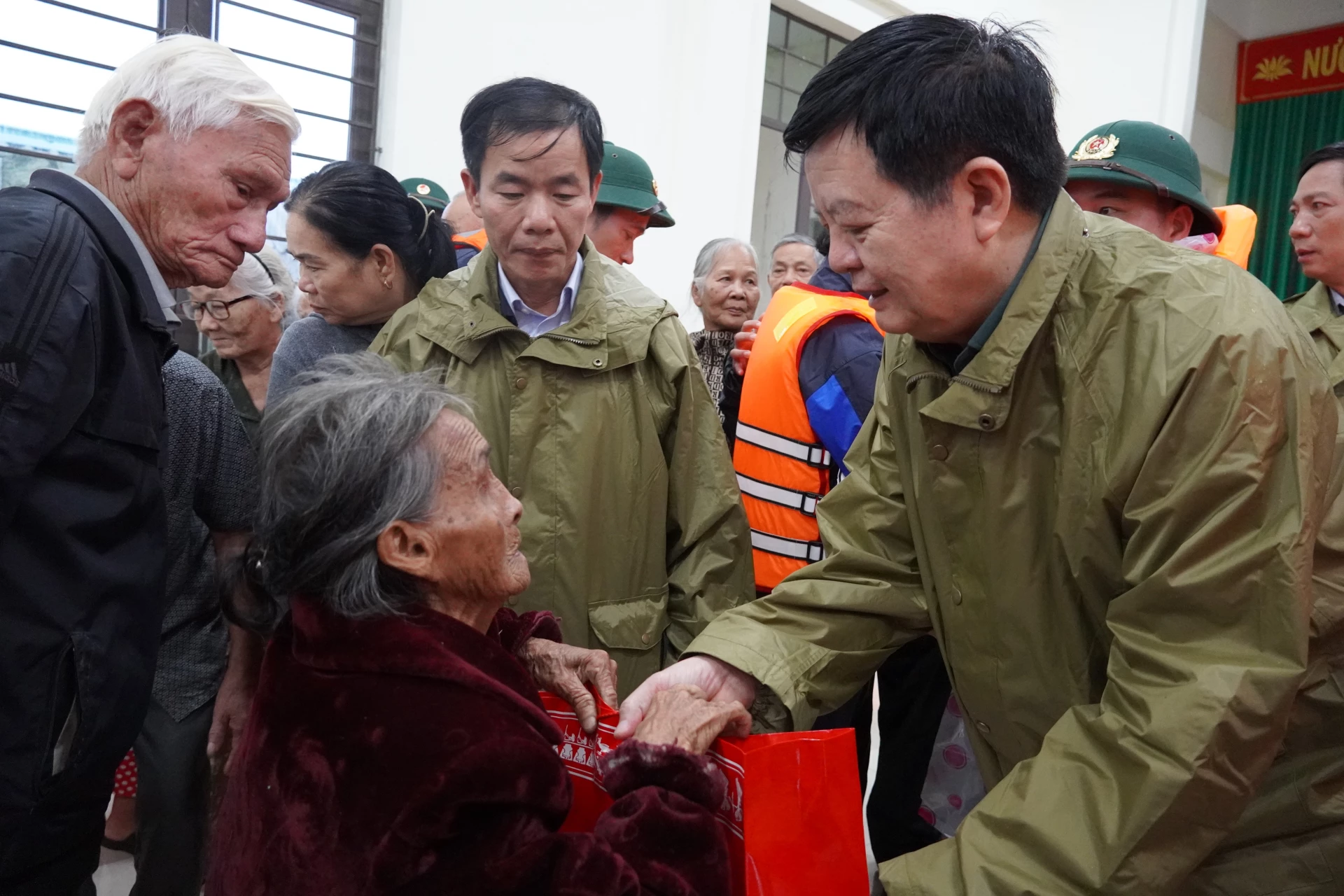 Phó Thủ tướng Mai Văn Chính mong muốn bà con sớm vượt qua khó khăn do thiên tai, ổn định cuộc sống - Ảnh; QV