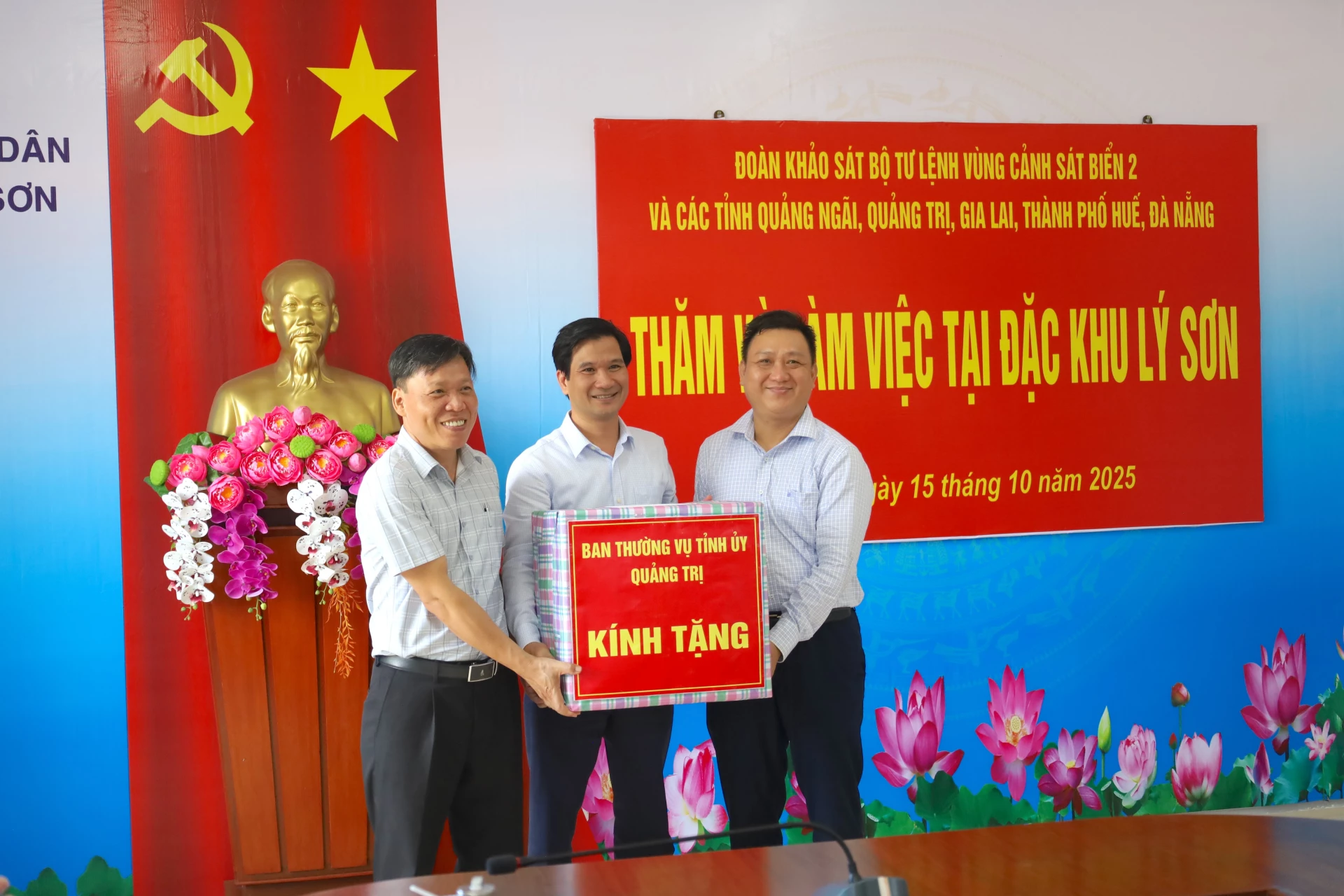 Đoàn công tác tỉnh Quảng Trị tặng quà cho cấp ủy, chính quyền Đặc khu Lý Sơn, tỉnh Quảng Ngãi. Ảnh: Quang Ngọc.