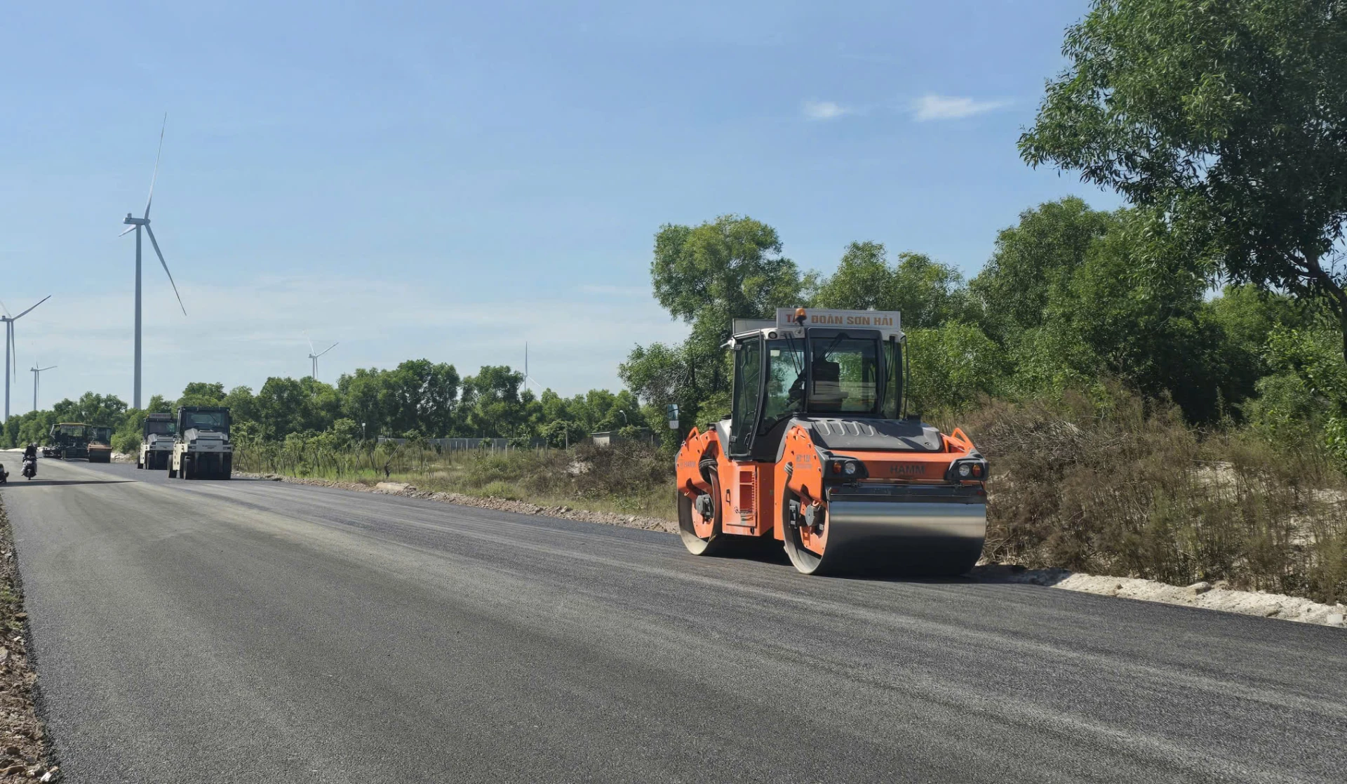 Các đơn vị thi công đẩy mạnh thi đua trên công trường xây dựng dự án đường ven biển- Ảnh: P.P