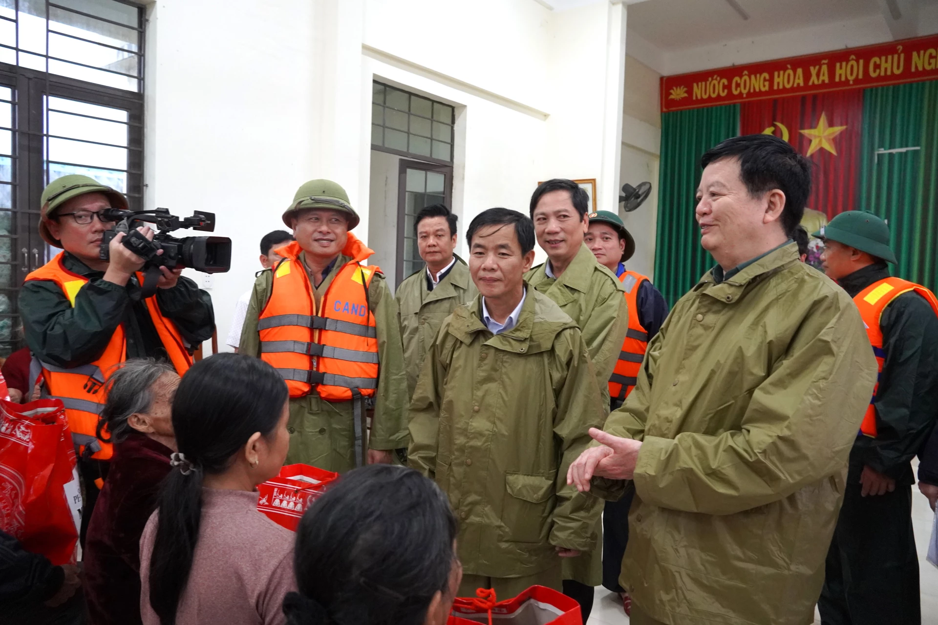 Phó Thủ tướng Mai Văn Chính và Bí thư Tỉnh ủy Nguyễn Văn Phương thăm hỏi, động viên bà con thôn Cây Da, xã Diên Sanh - Ảnh: QV