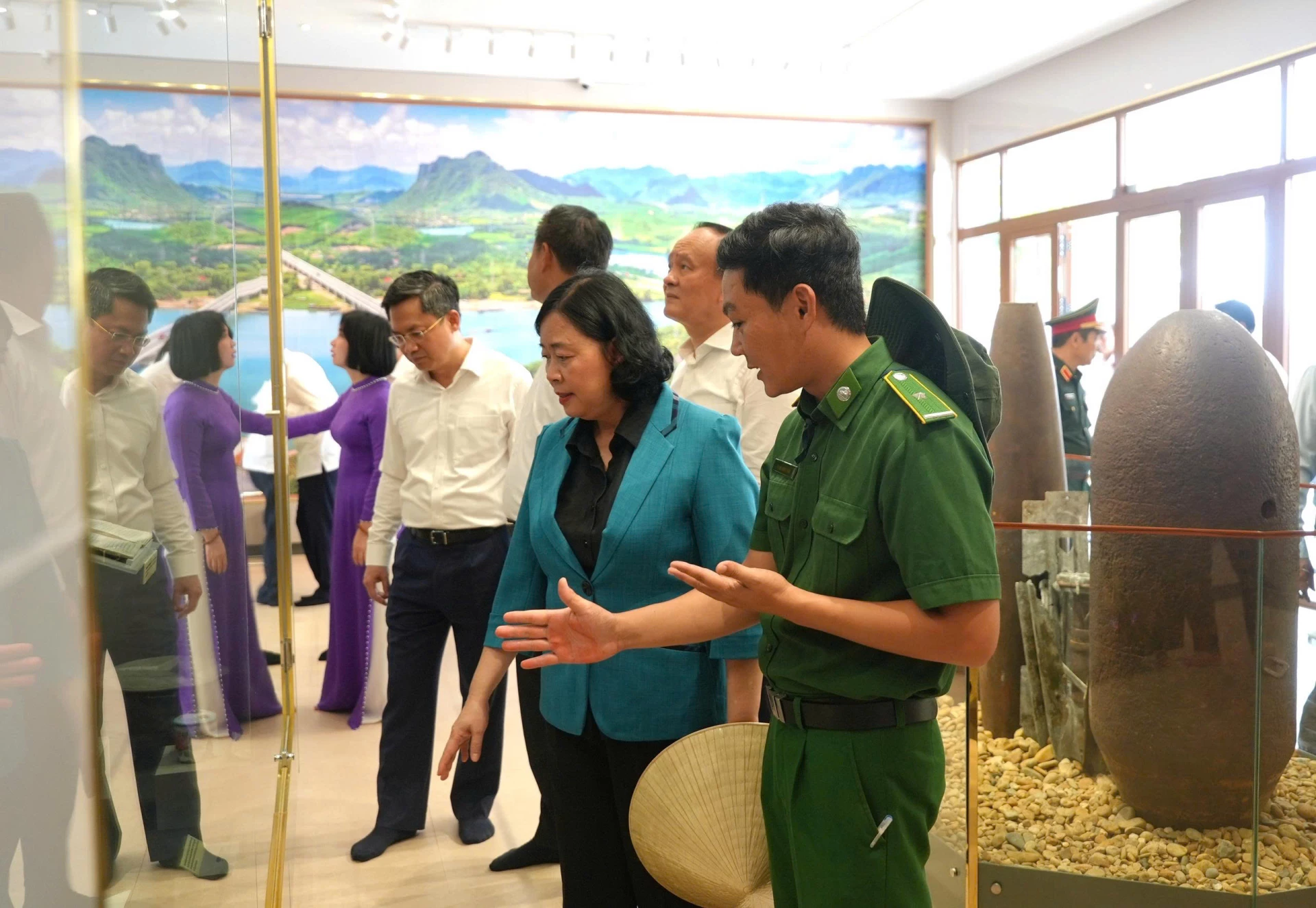 Đồng chí Bùi Thị Minh Hoài, Bí thư Thành ủy Hà Nội tham quan nhà trưng bày tại Di tích lịch sử Quốc gia Bến phà 2 Long Đại - Ảnh: Trung Đức