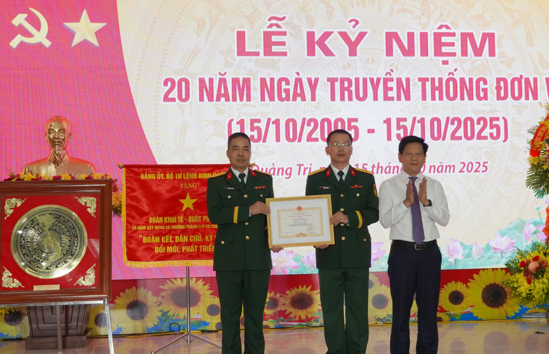 Phó Chủ tịch HĐND tỉnh Quảng Trị Lê Vĩnh Thế trao bằng khen của Chủ tịch UBND tỉnh cho Đoàn KTQP 79 - Ảnh: N.H