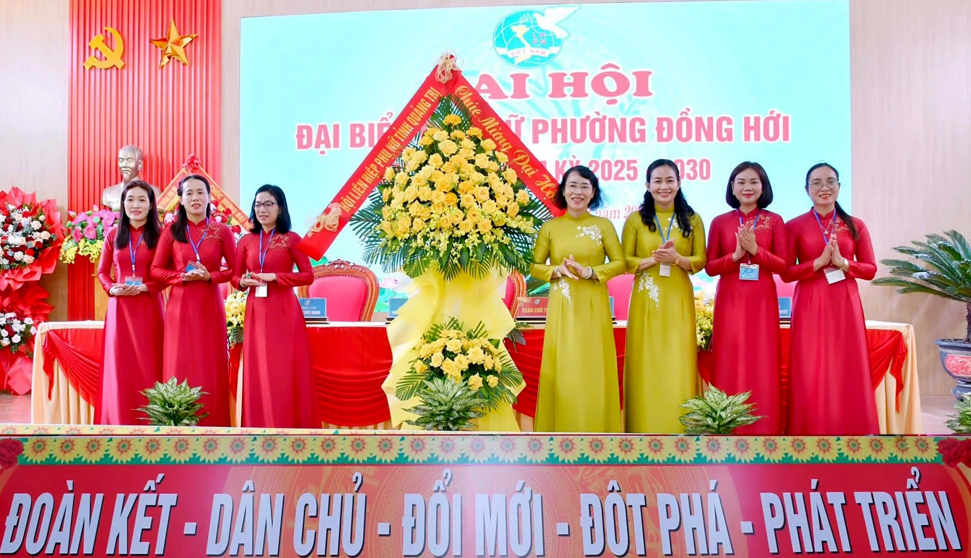 Đại diện lãnh đạo Ủy ban MTTQ Việt Nam tỉnh, Hội LHPN tỉnh tặng hoa chúc mừng đại hội. Ảnh: H.Tr.