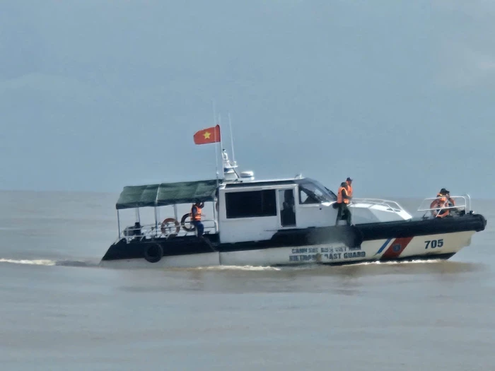 Huy động phương tiện và lực lượng tìm kiếm nạn nhân vụ đắm thuyền tại Nam Cửa Việt