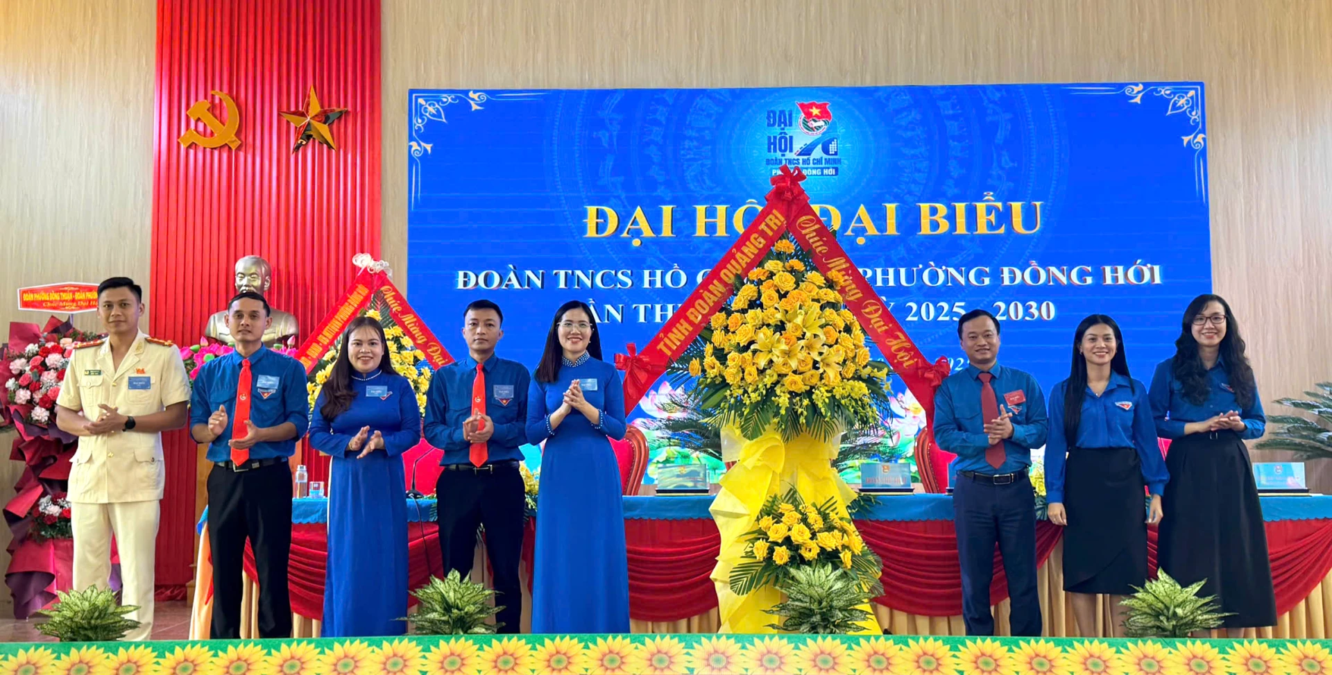 Đại diện lãnh đạo Tỉnh đoàn Quảng Trị tặng hoa chúc mừng đại hội. Ảnh: H.Tr