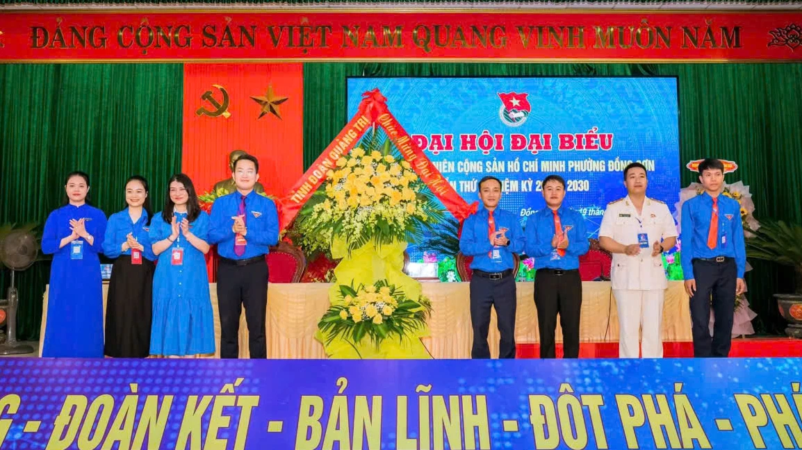 Đại diện lãnh đạo Tỉnh đoàn Quảng Trị tặng hoa chúc mừng đại hội. Ảnh: H.Tr