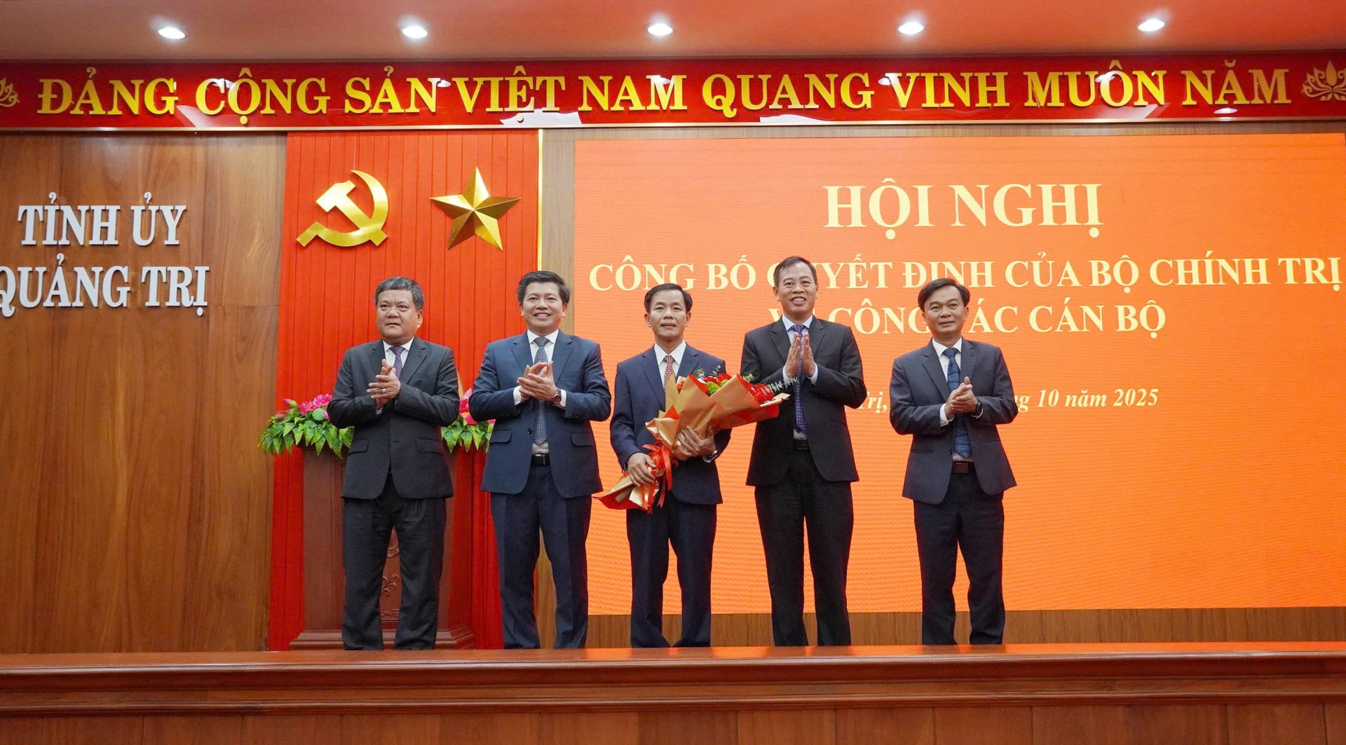 Các đồng chí Thường trực Tỉnh ủy Quảng Trị tặng hoa chúc mừng đồng chí Nguyễn Văn Phương - Ảnh: XP