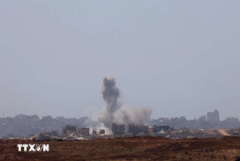 Khói bốc lên sau cuộc không kích của Israel tại Gaza. (Ảnh: THX/TTXVN)