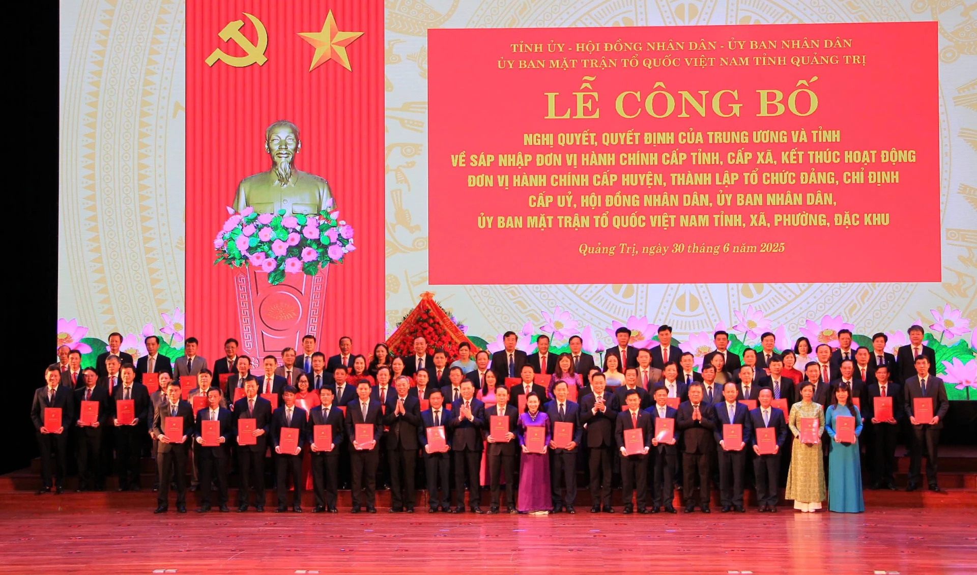 Đồng chí Lê Ngọc Quang, Bí thư Tỉnh ủy và các đồng chí Phó Bí thư Tỉnh ủy trao các quyết định thành lập Đảng bộ các xã, phường đặc khu; quyết định chỉ định nhân sự Ban Chấp hành, Ban Thường vụ, Bí thư, Phó Bí thư đối với 78 đồng chí Bí thư Đảng ủy các xã, phường, đặc khu của tỉnh Quảng Trị - Ảnh: H.H