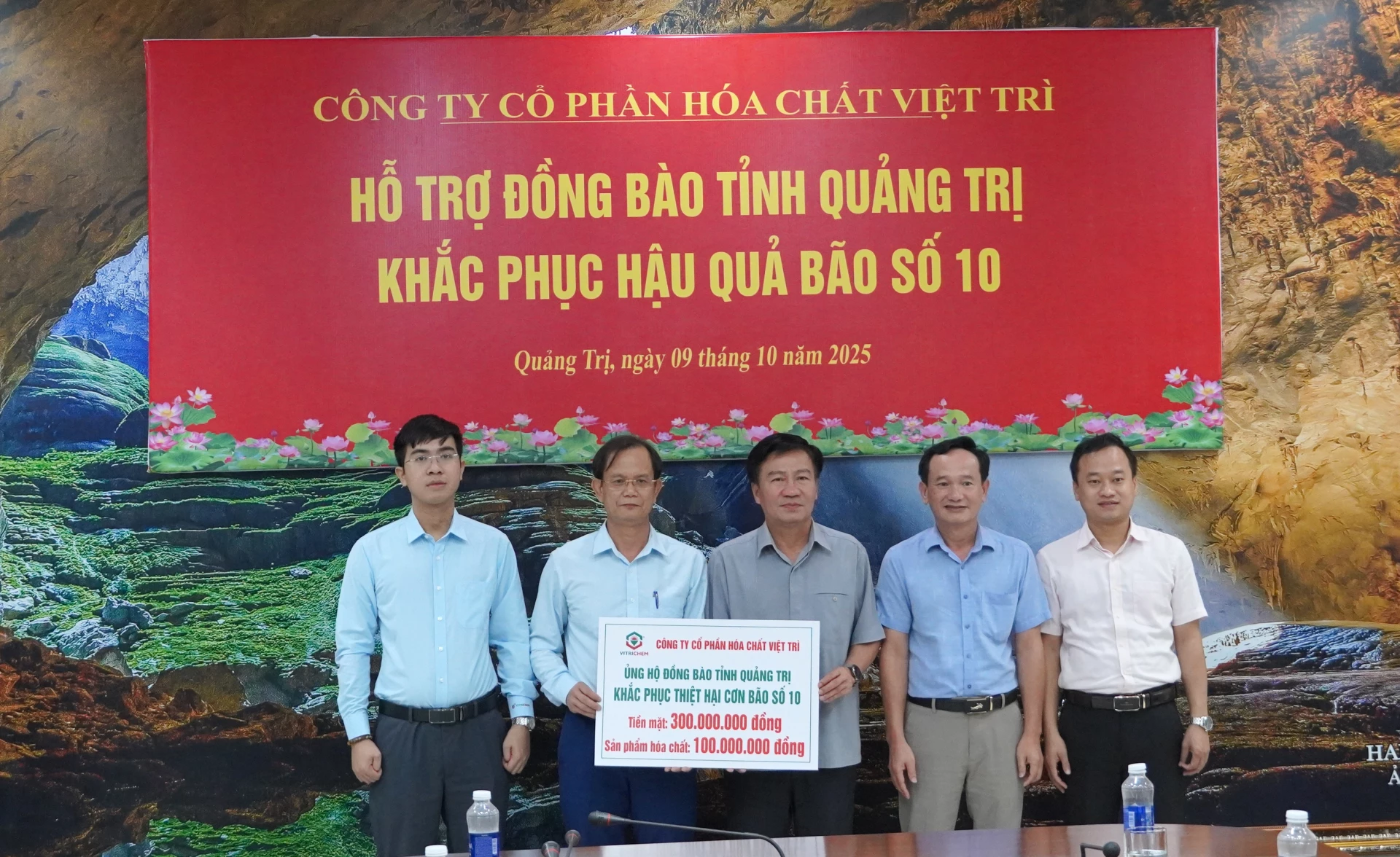 Đoàn công tác Công ty CP Hoá chất Việt Trì trao tượng trưng món quà hỗ trợ về kinh phí và sản phẩm cho tỉnh ta. Ảnh: H.Tr.