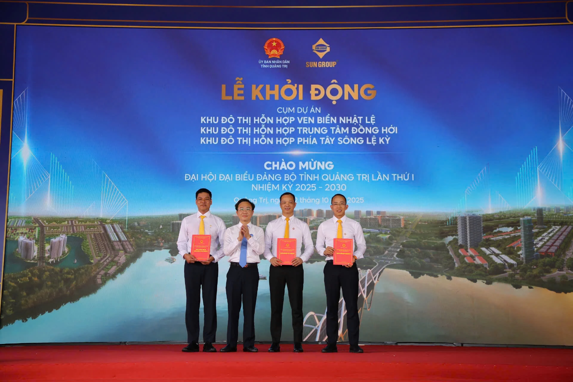 Đồng chí Hoàng Xuân Tân - Phó Chủ tịch UBND tỉnh Quảng Trị trao chứng nhận cho nhà đầu tư - Ảnh: Quốc Việt