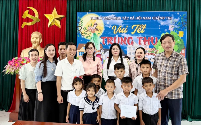 Thăm, tặng quà trẻ khuyết tật, hoàn cảnh đặc biệt nhân dịp Tết Trung thu