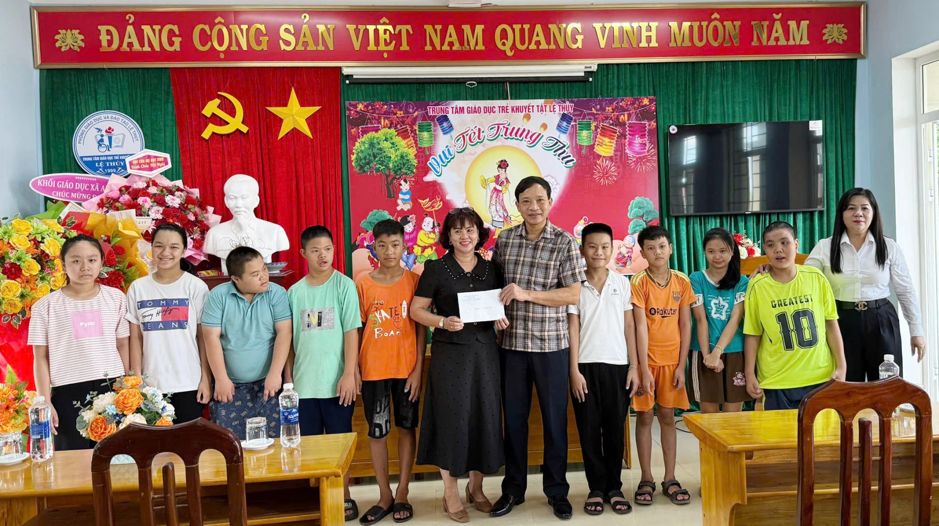 Đại diện lãnh đạo Sở Y tế thăm, tặng quà Trung thu tại Trung tâm Giáo dục trẻ khuyết tật Lệ Thủy.


