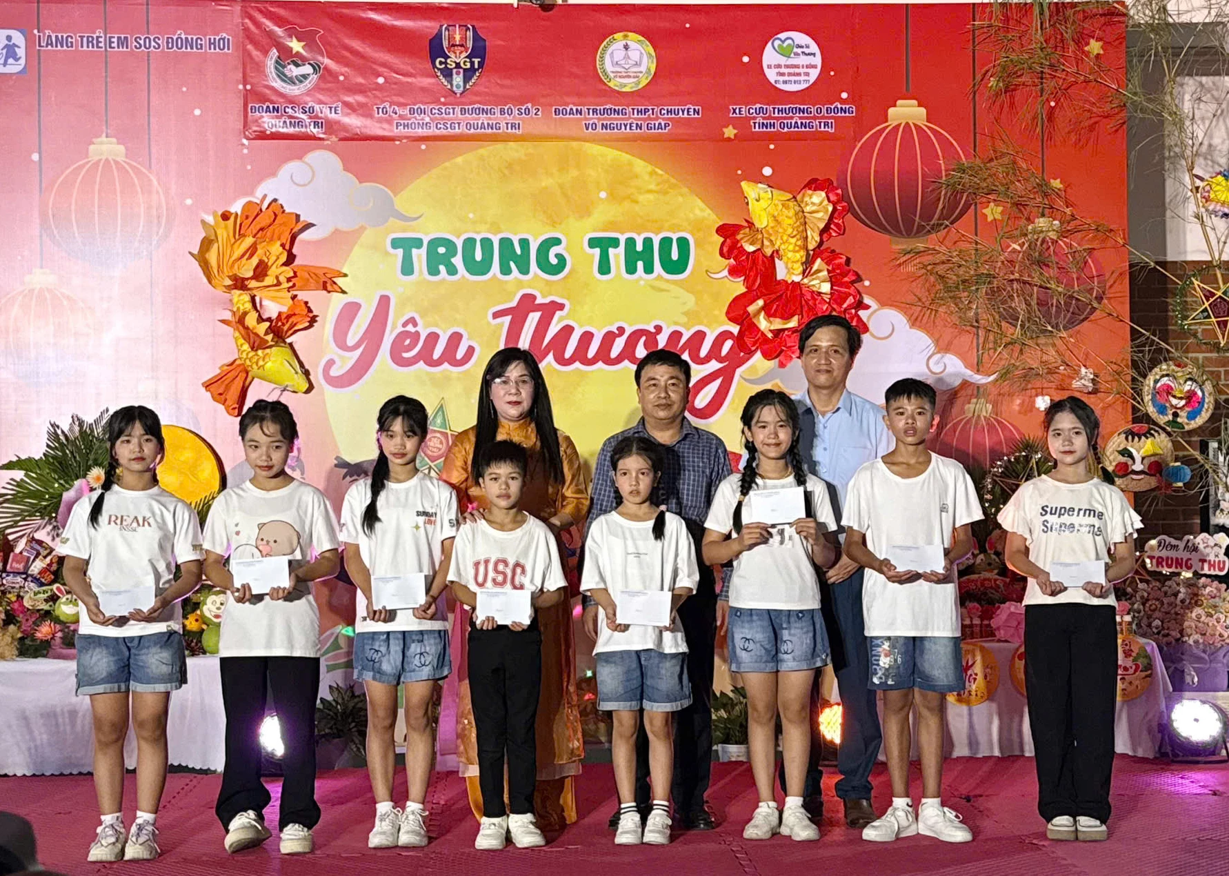 Tặng quà, động viên các cháu thiếu nhi Làng Trẻ em SOS Đồng Hới.