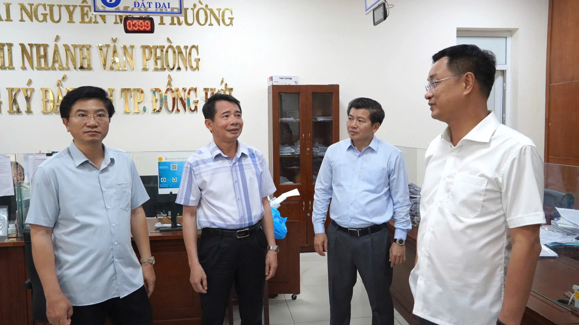 Đồng chí Lê Ngọc Quang, Bí thư Tỉnh ủy và các đồng chí lãnh đạo tỉnh kiểm tra công tác chuẩn bị vận hành bộ máy chính quyền địa phương 2 cấp tại phường Đồng Hới - Ảnh: Q.V