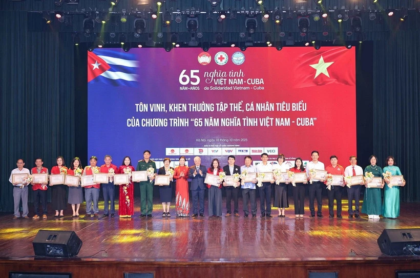 Tôn vinh, khen thưởng, tập thể, cá nhân tiêu biểu của Chương trình vận động ủng hộ nhân dân Cuba “65 năm nghĩa tình Việt Nam - Cuba”. (Ảnh: Thanh Tùng/TTXVN)