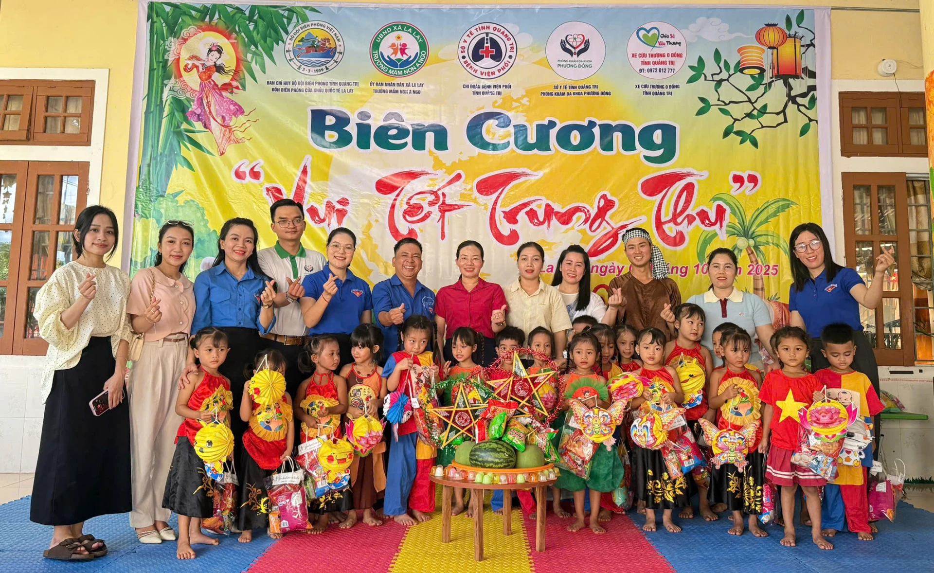 Các cơ sở Đoàn trực thuộc Đoàn UBND tỉnh tổ chức chương trình Trung thu cho các em thiếu nhi miền núi.


