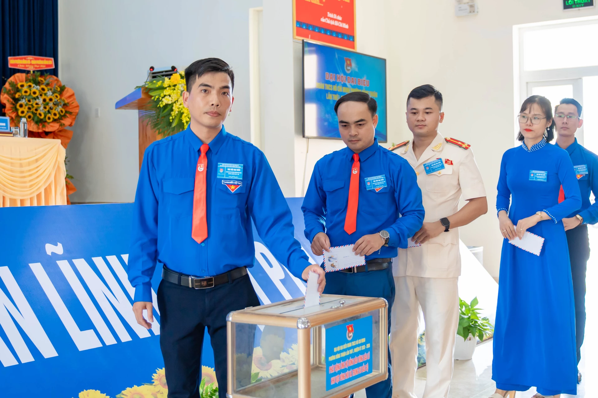 Đoàn phường Đồng Thuận phát động ủng hộ đồng bào các địa phương bị ảnh hưởng do bão lụt. Ảnh: H.Tr