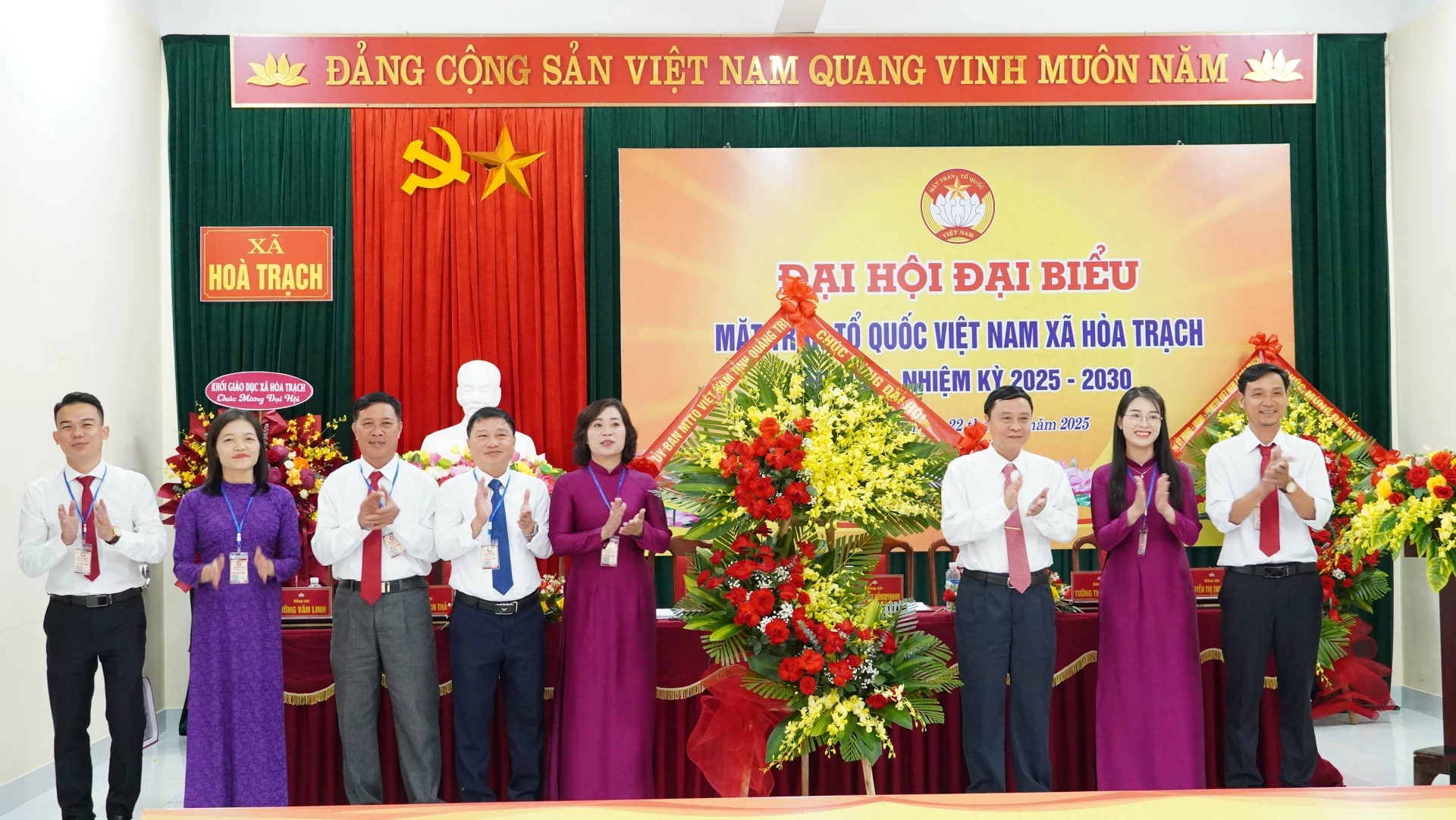Thường trực Ủy ban MTTQ Việt Nam tỉnh tặng hoa chúc mừng Đại hội - Ảnh: QV