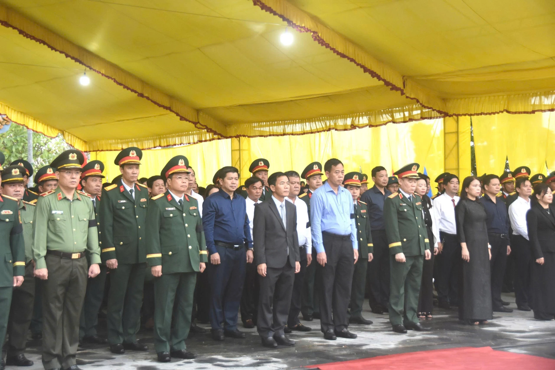 Các đại biểu dự Lễ viếng, truy điệu và an táng 34 hài cốt liệt sĩ tại phường Quảng Trị - Ảnh: ĐV