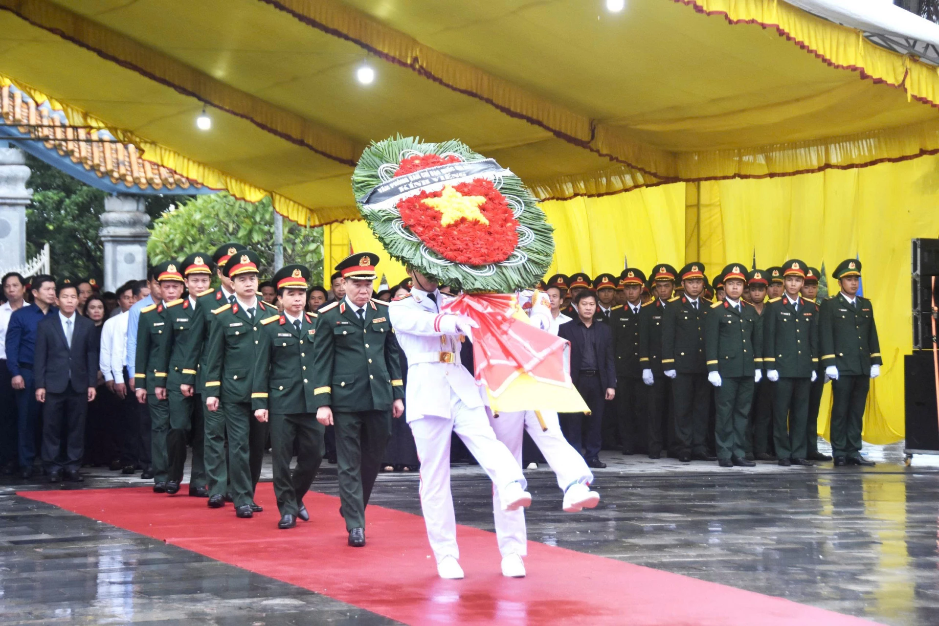 Đoàn đại biểu Văn phòng Ban Chỉ đạo quốc gia 515, do Thiếu tướng Đoàn Quang Hoà, Cục trưởng Cục Chính sách - Xã hội, Tổng Cục Chính trị, Chánh văn phòng Ban Chỉ đạo quốc gia 515 làm trưởng đoàn dâng hoa, dâng hương - Ảnh: ĐV