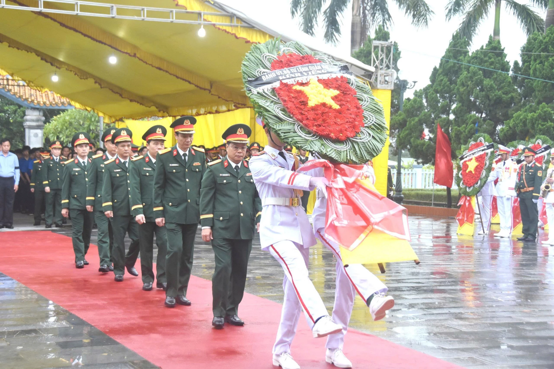 Đoàn đại biểu Bộ Tư lệnh và Ban Chỉ đạo 515 Quân khu 4, do đồng chí Đại tá Ngô Nam Cường, Phó Tư lệnh Quân khu, làm Trưởng đoàn dâng hoa, dâng hương - Ảnh: ĐV