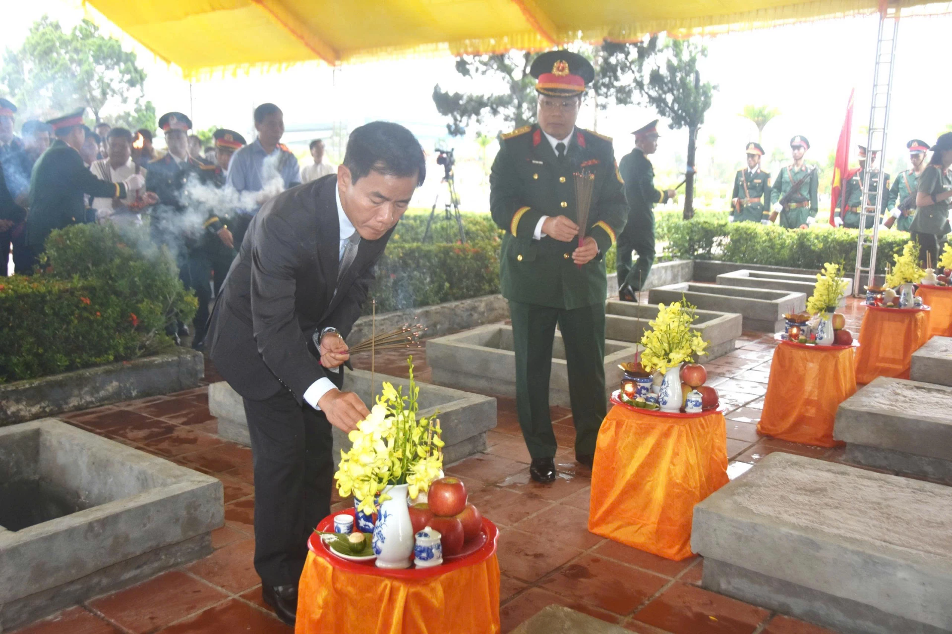 Đồng chí Nguyễn Văn Phương, Bí thư Tỉnh ủy thắp nhang lên phần mộ liệt sĩ sau khi an táng - Ảnh: ĐV