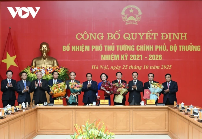 Thủ tướng trao quyết định bổ nhiệm 2 Phó Thủ tướng và 3 Bộ trưởng