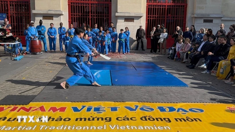 Tiết mục biểu diễn đại đao tại lễ khai trương. (Ảnh: Đào Dũng/TTXVN)