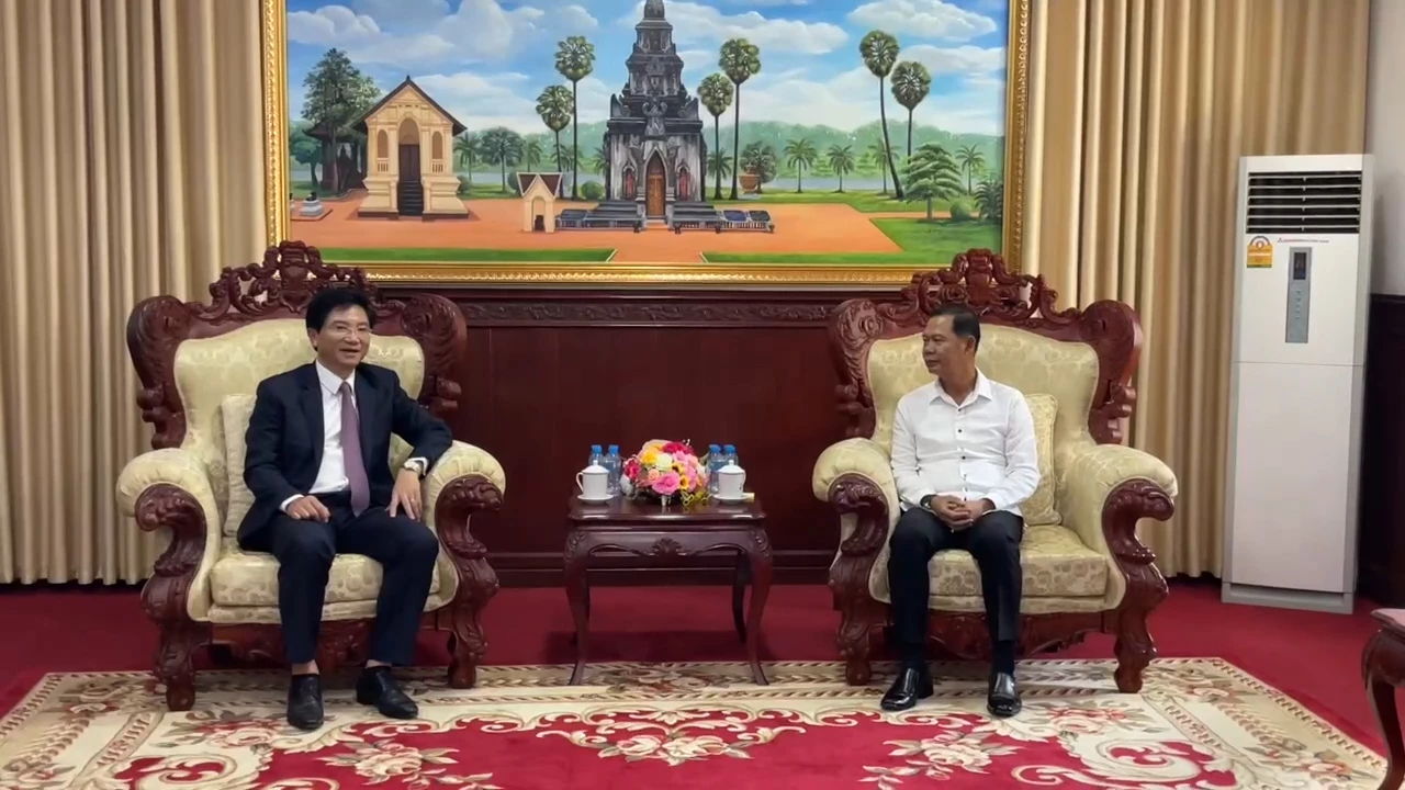 Đoàn đại biểu Ban Tuyên giáo và Dân vận Tỉnh ủy Quảng Trị chào xã giao lãnh đạo tỉnh Savannakhet - Ảnh: HD