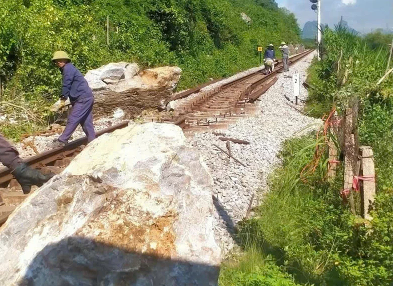 Cán bộ, công nhân cung cầu đường Lạc Sơn phối hợp với các lực lượng khắc phục vụ đá rơi ngày 4/9/2025 - Ảnh: X.V